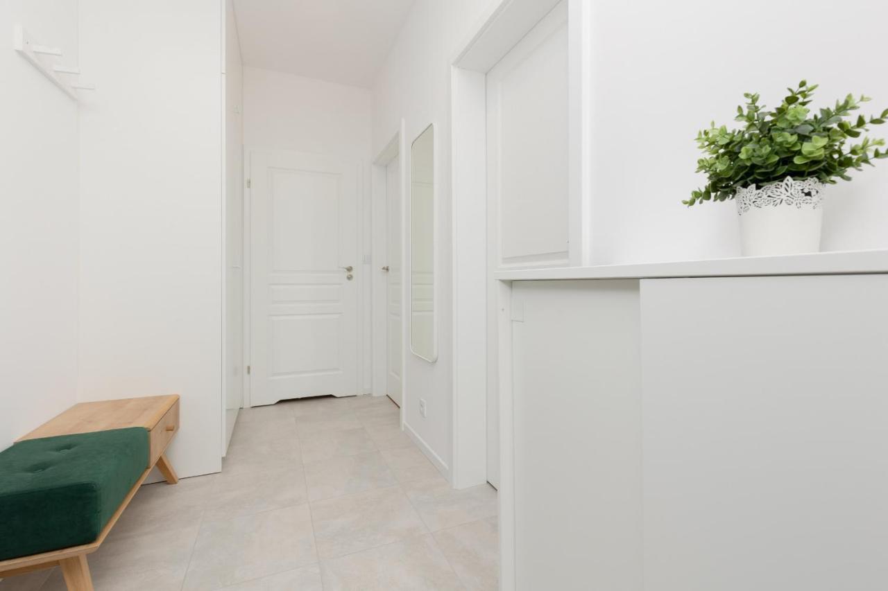 Stacja Wola Apartments With Parking By Noclegi Renters วอร์ซอ ภายนอก รูปภาพ